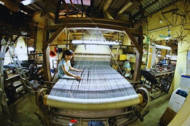 Full Day Quang Phu Cau Incense Village & Phung Xa Silk Village Tour from Hanoi